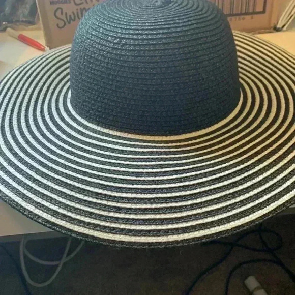 Cruise Club packable,  black and white sun hat - Picture 2 of 6